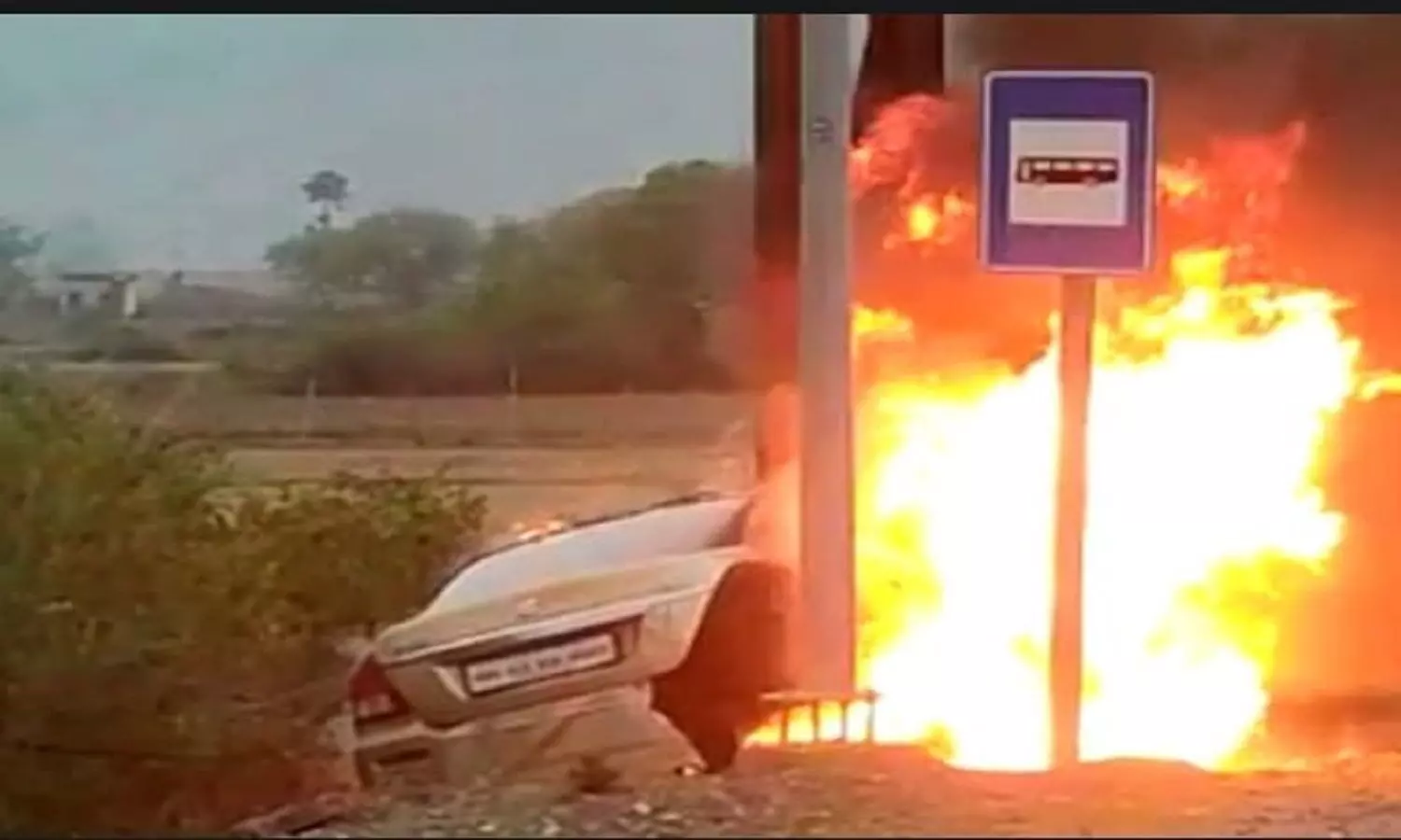 एमपी के सतना में साइन बोर्ड से टकराने के बाद कार में लगी भयावह आग, जानिए कैसे हुआ हादसा