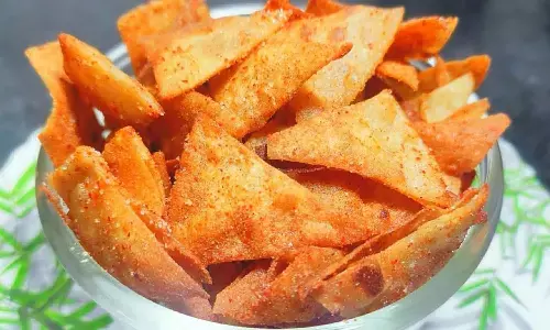 Leftover Rotis: घर में बच गई है रोटियां तो बनाएं ये हेल्थी और स्वादिष्ट स्नैक्स