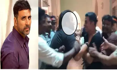 सम्राट पृथ्वीराज के फ्लॉप होने के बाद Akshay Kumar की मानसिक हालत बिगड़ी, डायरेक्टर से किया हांथापाई, वीडियो वायरल सम्राट पृथ्वीराज के फ्लॉप होने के बाद Akshay Kumar की मानसिक हालत बिगड़ी, डायरेक्टर से किया हांथापाई, वीडियो वायरल