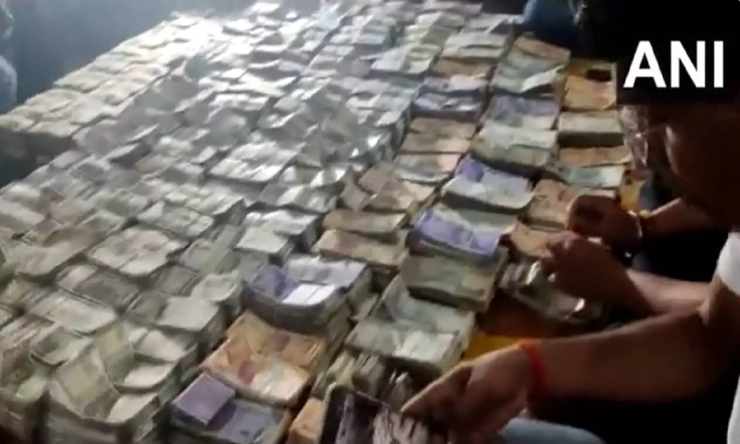 पटना में ड्रग इंस्पेक्टर के घर छापा, नोटों से भर गये पलंग और टेबल, देखिये वीडियो