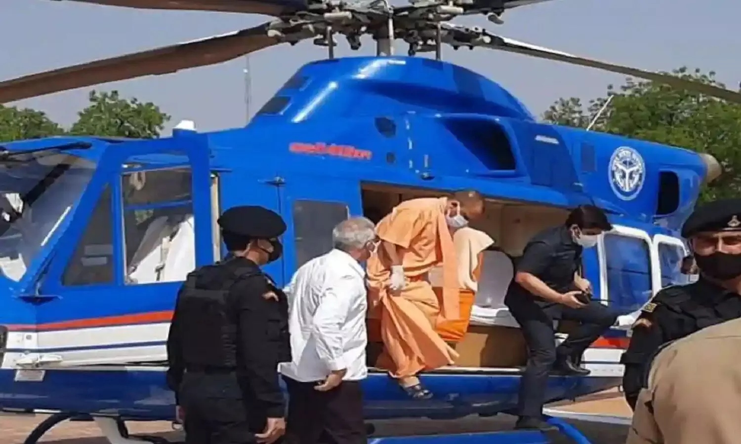 CM Yogis Helicopter Accident: 1500 फ़ीट ऊपर उड़ रहे सीएम योगी के हेलीकॉप्टर से टकराया पक्षी!