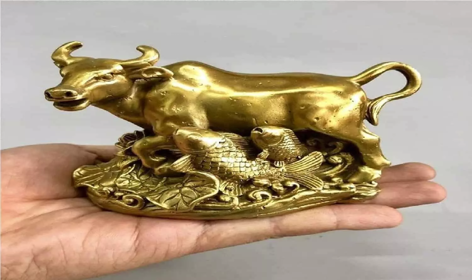 Feng Shui Cow: फेंगशुई गाय की मूर्ति घर में रखने के फायदे जान उछल पड़ेंगेा आप!