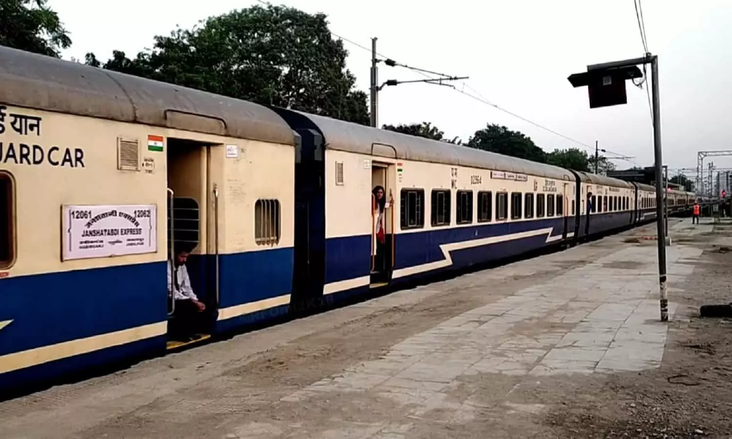 जबलपुर-रानी कमलापति जनशताब्दी एक्सप्रेस में लगे दो अतिरिक्त कोच, यात्रियों को मिलेगा लाभ जबलपुर-रानी कमलापति जनशताब्दी एक्सप्रेस में लगे दो अतिरिक्त कोच, यात्रियों को मिलेगा लाभ