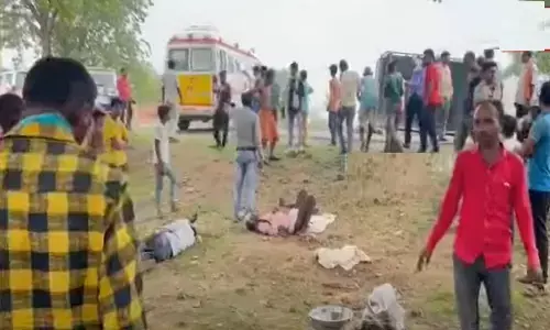 एमपी के सतना जिले में बारातियों से भरा पिकअप वाहन पल्टा, आंसुओं में बदली शादी की खुशियां एमपी के सतना जिले में बारातियों से भरा पिकअप वाहन पल्टा, आंसुओं में बदली शादी की खुशियां