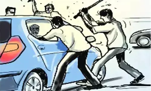 रीवा के शराब दुकान में बवाल, गुंडों ने की पत्थर बाजी व वाहनों में तोड़फोड़ रीवा के शराब दुकान में बवाल, गुंडों ने की पत्थर बाजी व वाहनों में तोड़फोड़