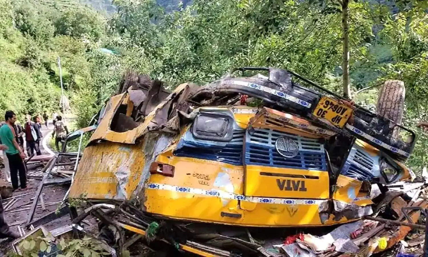 Kullu Bus Accident: सैंज घाटी में गिरकर चकनाचूर हुई बस, स्कूली बच्चों सहित 16 लोगों की मौत