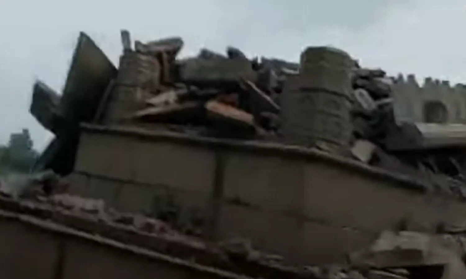 रीवा के रानी तालाब पर कांच की तरह बिखर गया शिव मंदिर, हल्की बारिश में हो गई यह घटना रीवा के रानी तालाब पर कांच की तरह बिखर गया शिव मंदिर, हल्की बारिश में हो गई यह घटना