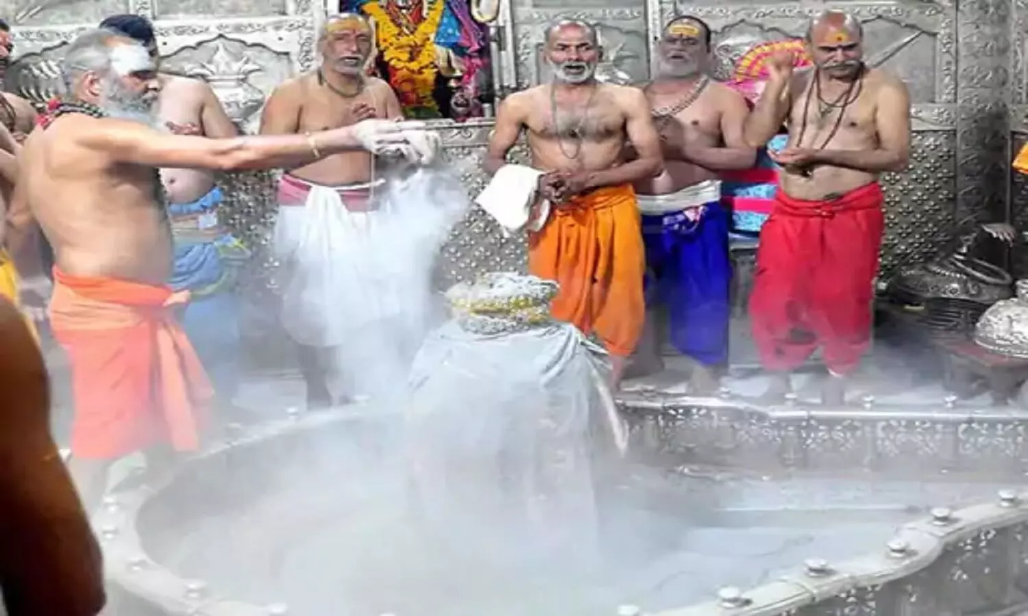 Mahakaleshwar Temple: भक्तों के लिए डेढ़ घंटे पहले जगेंगे भगवान महाकाल, रात ढाई बजे से खुलेंगे मंदिर के कपाट