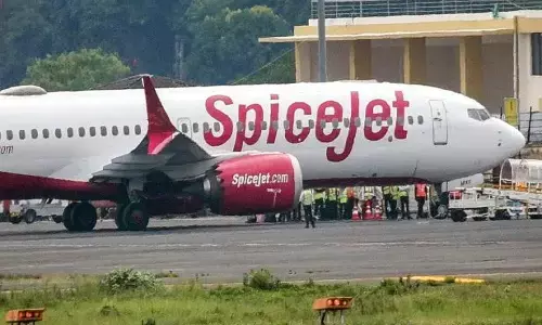 Delhi Dubai Flight Emergency Landing: दिल्ली से दुबई जा रही फ्लाइट की पाकिस्तान में एमरजेंसी लैंडिंग