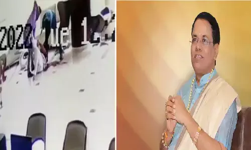 सरल वास्तु विशेषज्ञ चंद्रशेखर अंगड़ी की हत्या: दो लोगों ने पूरे शरीर को चाकू से गोद डाला, वीडियो वायरल सरल वास्तु विशेषज्ञ चंद्रशेखर अंगड़ी की हत्या: दो लोगों ने पूरे शरीर को चाकू से गोद डाला, वीडियो वायरल