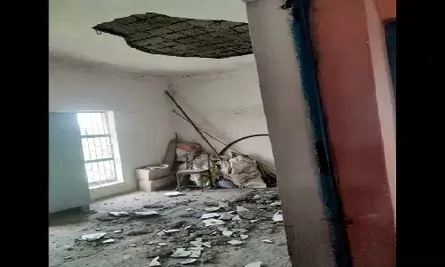 रीवा: विद्यालय का ताला खुलते ही भरभरा कर गिरी छत, बाल-बाल बचे बच्चे और स्टॉफ