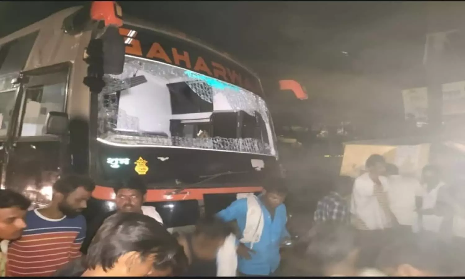 एमपी के सतना में पान की गुमटी में घुसी बस, आक्रोशित भीड़ ने हंगामा कर की तोड़-फोड़