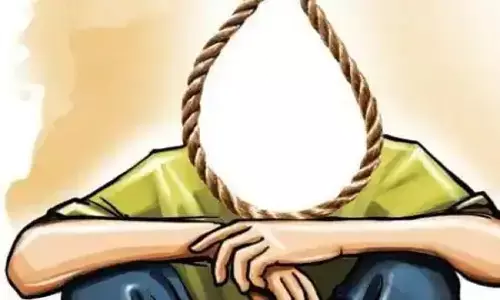 रीवा: पेड़ में लटकता मिला युवक का कंकाल, दस दिन से था लापता