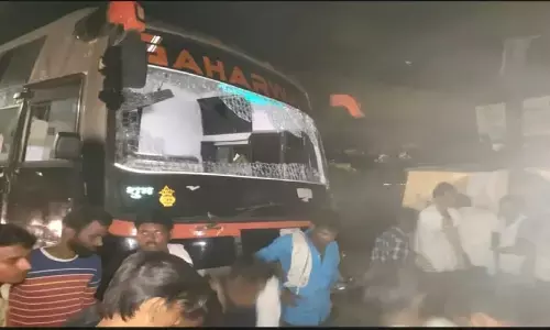 एमपी के सतना में पान की गुमटी में घुसी बस, आक्रोशित भीड़ ने हंगामा कर की तोड़-फोड़