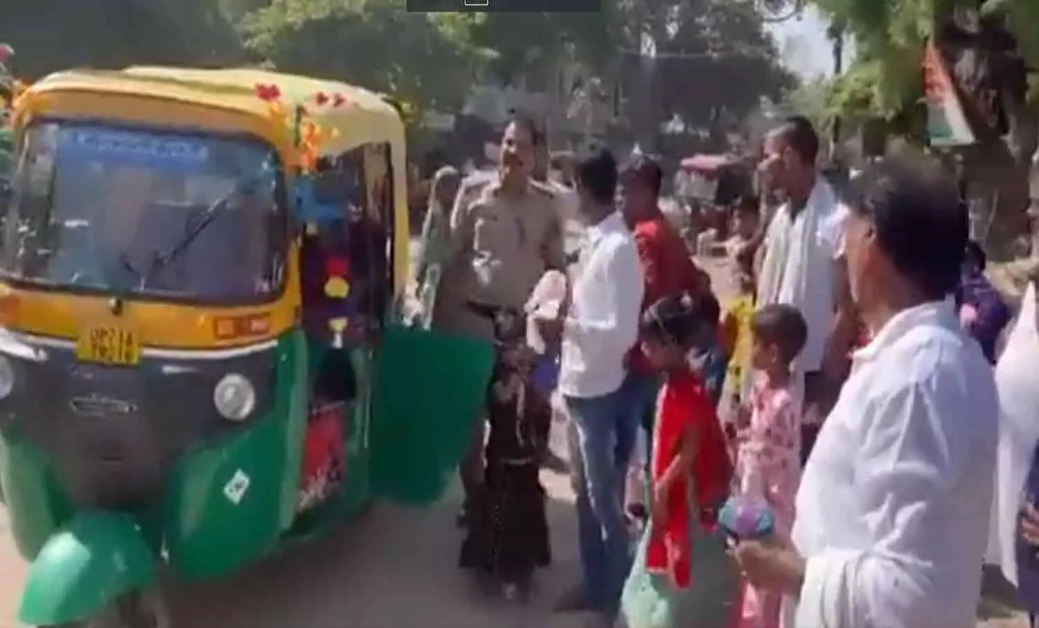 Video: 3 सीटर ऑटो रिक्शा में 27 सवारियां देख पुलिस के होश उड़ें