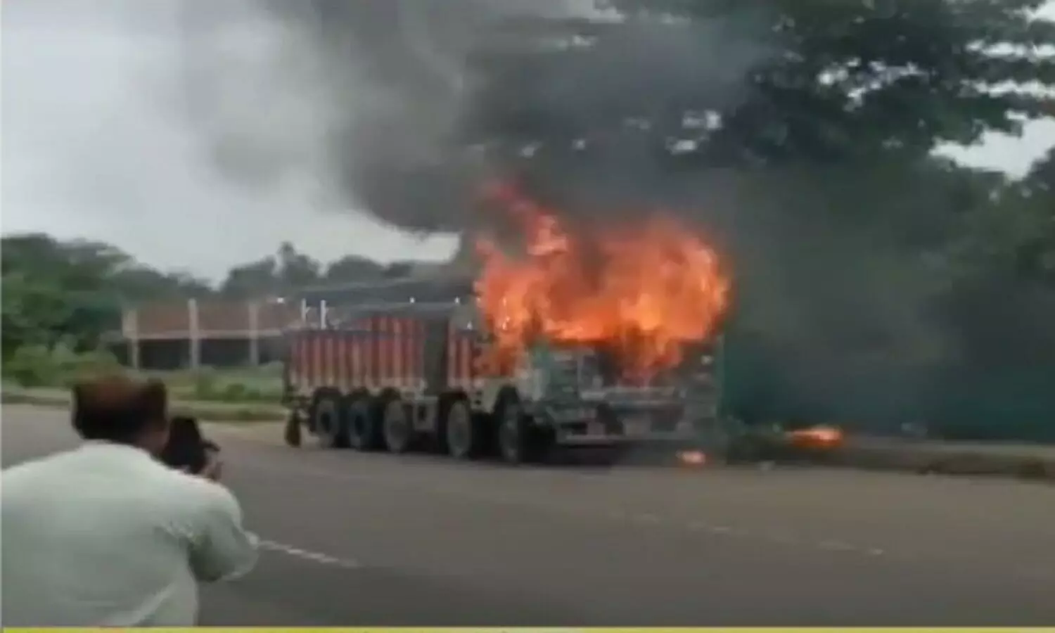 रीवा के हाईवे में धूं-धूं कर जलने लगा ट्रक, चालक-क्लीनर ने कूद कर बचाई जान