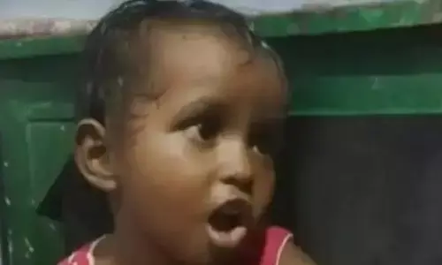 Bihar News: अचानक हिलने लगी कब्र, खोदा तो गड्ढे में तीन साल की बच्ची जिन्दा दफन थी Bihar News: अचानक हिलने लगी कब्र, खोदा तो गड्ढे में तीन साल की बच्ची जिन्दा दफन थी