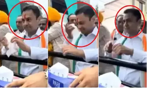 Nakul Nath Tilak Wiping Video: मुस्लिम इलाके में रैली पहुंची तो नकुल नाथ ने मिटा दिया माथे का तिलक! देखें वीडियो