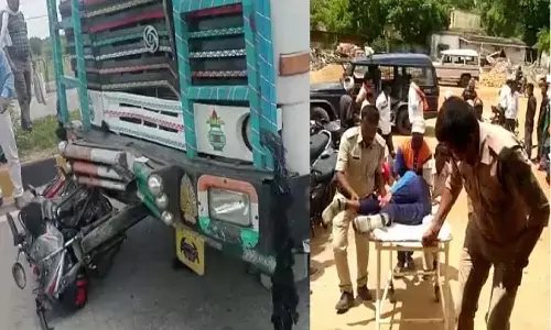 Rewa Accident News: ट्रक की ठोकर से बाइक सवार चाची-भतीजी की मौत, युवक घायल Rewa Accident News: ट्रक की ठोकर से बाइक सवार चाची-भतीजी की मौत, युवक घायल