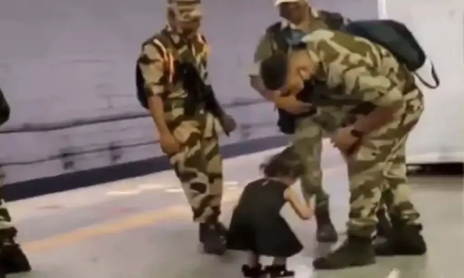 Little girl touches feet of Army Jawan: देश के वीरों के लिए सबसे क्यूट सम्मान, मासूम बच्ची के फौजी का पैर छूते वीडियो वायरल