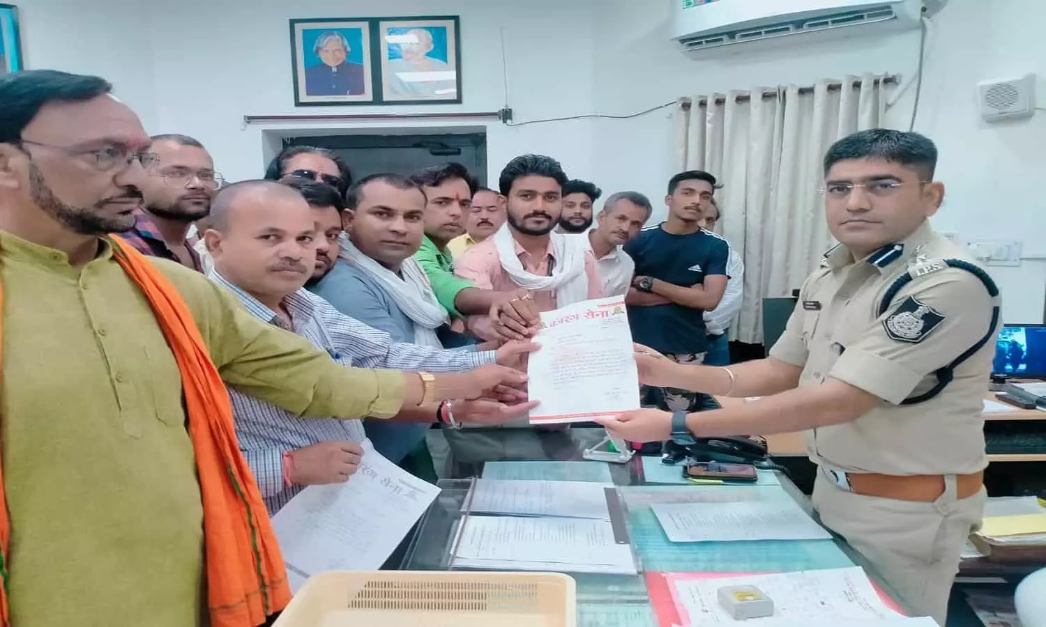 रीवा में दो गायों की धारदार औजार से हत्या, बजरंग सेना में आक्रोश, हत्या का अपराध दर्ज करने एसपी से उठाई मांग रीवा में दो गायों की धारदार औजार से हत्या, बजरंग सेना में आक्रोश, हत्या का अपराध दर्ज करने एसपी से उठाई मांग