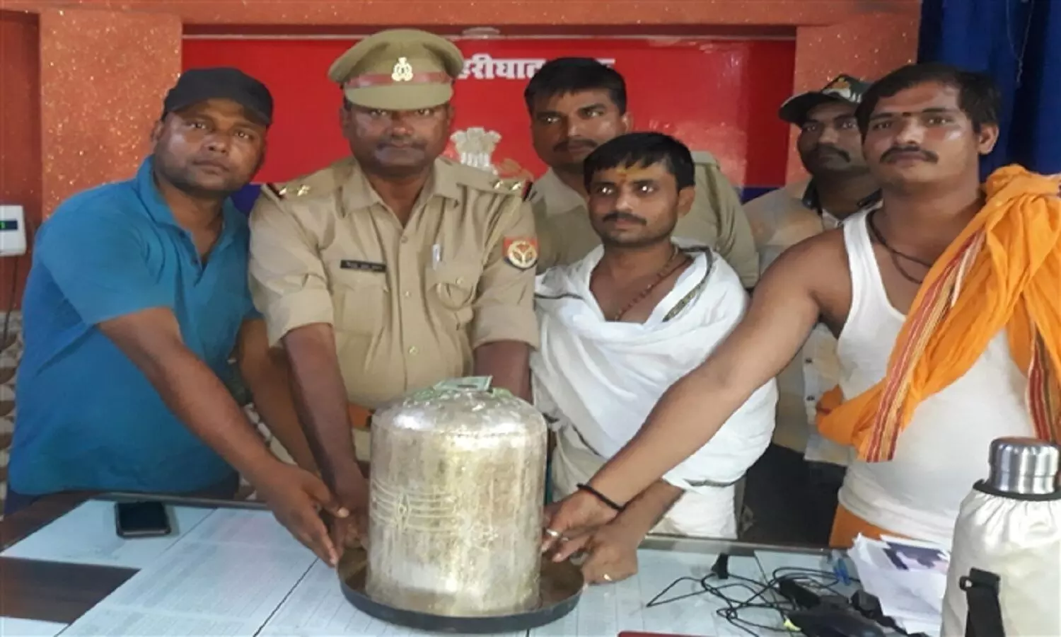 सावन के महीने में सरयू से निकले शिव, नहाते हुए युवक को मिला 30 किलो का शिवलिंग