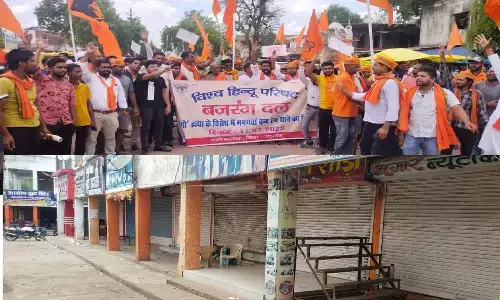 रीवा में गायों की मौत पर बवाल, बजरंग दल ने हंगामा-प्रदर्शन कर बाजार को कराया बंद रीवा में गायों की मौत पर बवाल, बजरंग दल ने हंगामा-प्रदर्शन कर बाजार को कराया बंद