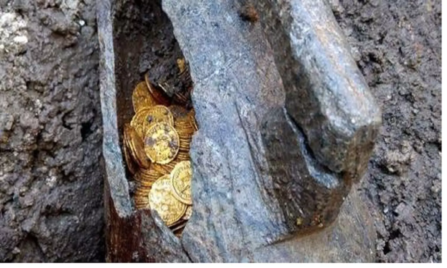 यूपी: गरीब मजदूर को घर की खुदाई में मिले सोने के सिक्के, पुलिस ने जब्त कर लिए