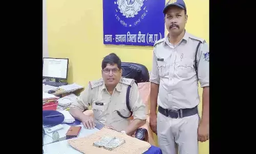 रीवा में ऑटो से सवारियों को पैसा पार करने वाले दो सगे भाई गिरफ्तार, वाहन मालिक फरार, पुलिस ने जब्त किए 23 हजार रूपए रीवा में ऑटो से सवारियों को पैसा पार करने वाले दो सगे भाई गिरफ्तार, वाहन मालिक फरार, पुलिस ने जब्त किए 23 हजार रूपए