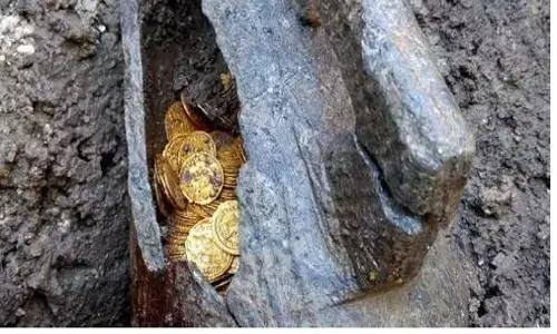 यूपी: गरीब मजदूर को घर की खुदाई में मिले सोने के सिक्के, पुलिस ने जब्त कर लिए