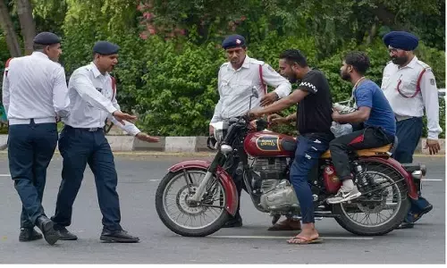 चप्पल पहनकर बाइक चलाना ट्रैफिक नियमों का उल्लंघन है?