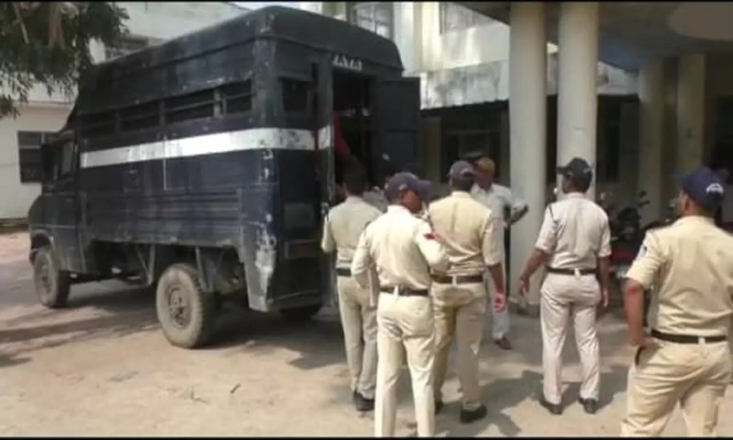 एमपी के उमरिया में दो थानों की पुलिस ने जब्त किया गांजा की खेप, 12 आरोपी गिरफ्तार, 15 मोबाइल सहित वाहन जब्त