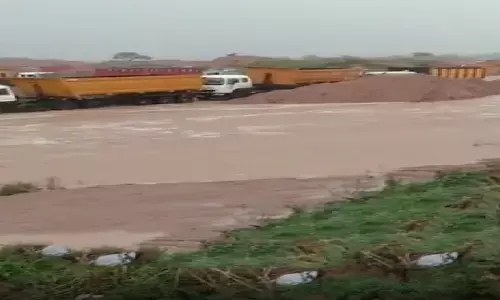 एमपी के भिंड में उफनाई सिंधु नदी, रेत भरने गए 50 से ज्यादा ट्रक-डम्फर फंसे, उन्हे निकालने की जा रही मशक्कत