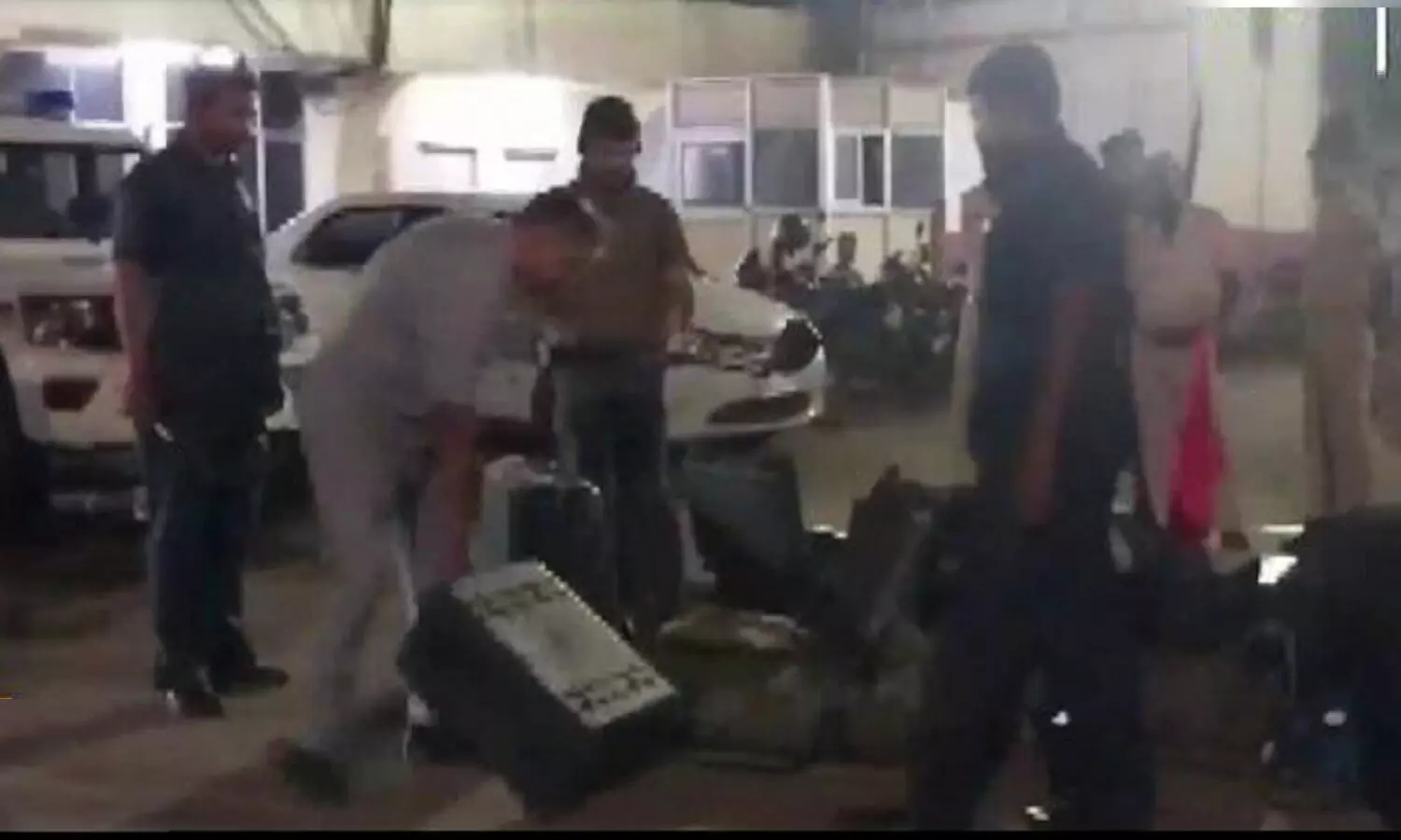 Bomb Threat: पटना-दिल्ली फ्लाइट में बम की सूचना से हड़कम्प, रोकी गई हवाई जहाज, पुलिस छावनी में तब्दील हुआ एयरपोर्ट