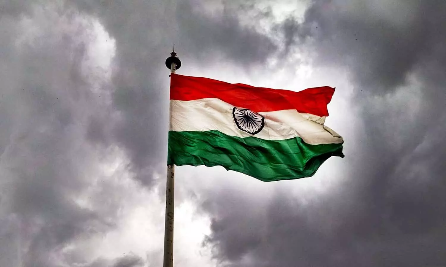 एमपी के सतना में तिरंगा तैयार करने जुटी मुस्लिम महिलाएं, खुशी जाहिर कर कहा यह हमारे देश का गौरव