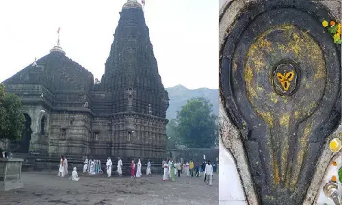 Trimbakeshwar Jyotirlinga: विश्व में कही नहीं है ऐसा विलक्षण शिव मंदिर, जहां पूजा एक देव की और आशीर्वाद त्रिदेवों का Trimbakeshwar Jyotirlinga: विश्व में कही नहीं है ऐसा विलक्षण शिव मंदिर, जहां पूजा एक देव की और आशीर्वाद त्रिदेवों का