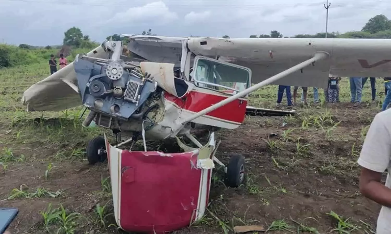 Aircraft Crash: लहराता हुआ विमान खेत में जा गिरा, महिला पायलट घायल, मौके पर ग्रामीणो की जमा हो गई भीड़