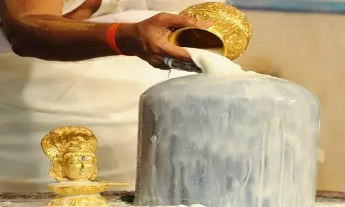 Raw Milk Pouring: शिवलिंग पर क्यों चढ़ाया जाता है कच्चा दूध, जानें इसका कारण और पुण्यफल
