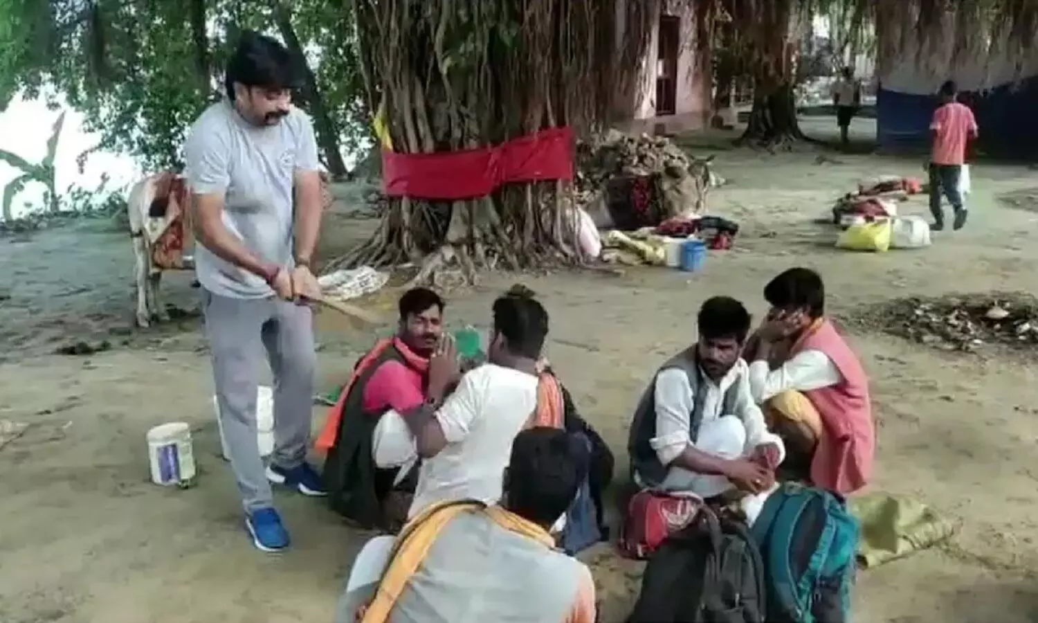 Bihar News: साधु के वेश में नंदी घुमाकर भिक्षा मांग रहे थे 6 मुस्लिम युवक, खूब पिटाई हुई, देखें वीडियो