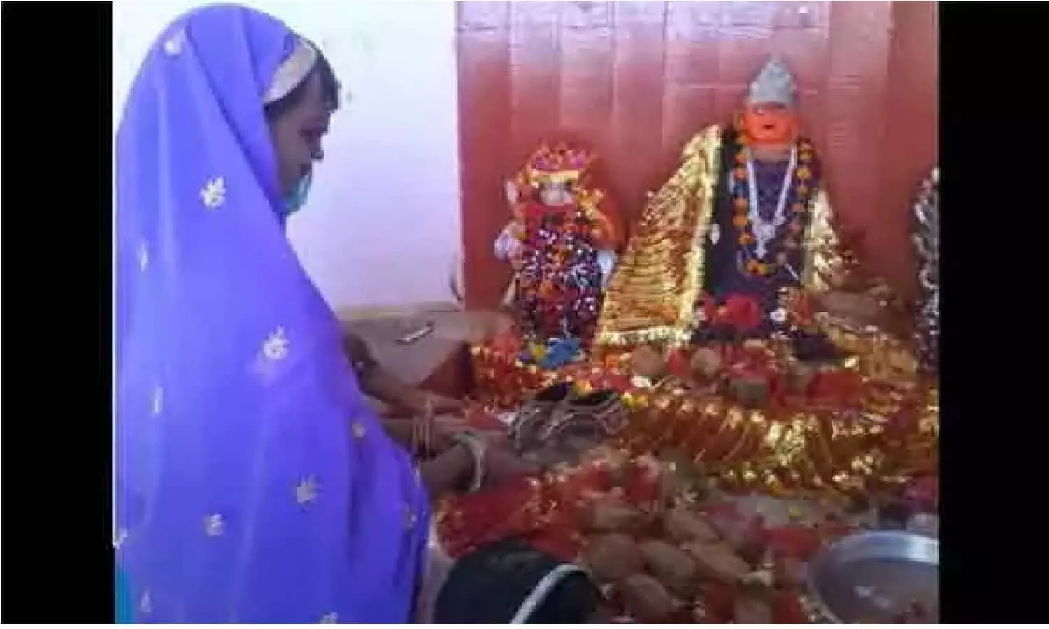 भारत का एक अनोखा मंदिर, जहां चढ़ाए जाते हैं जूते- चप्पल और डीवीडी