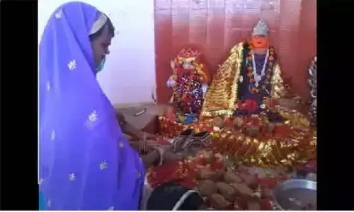 भारत का एक अनोखा मंदिर, जहां चढ़ाए जाते हैं जूते- चप्पल और डीवीडी