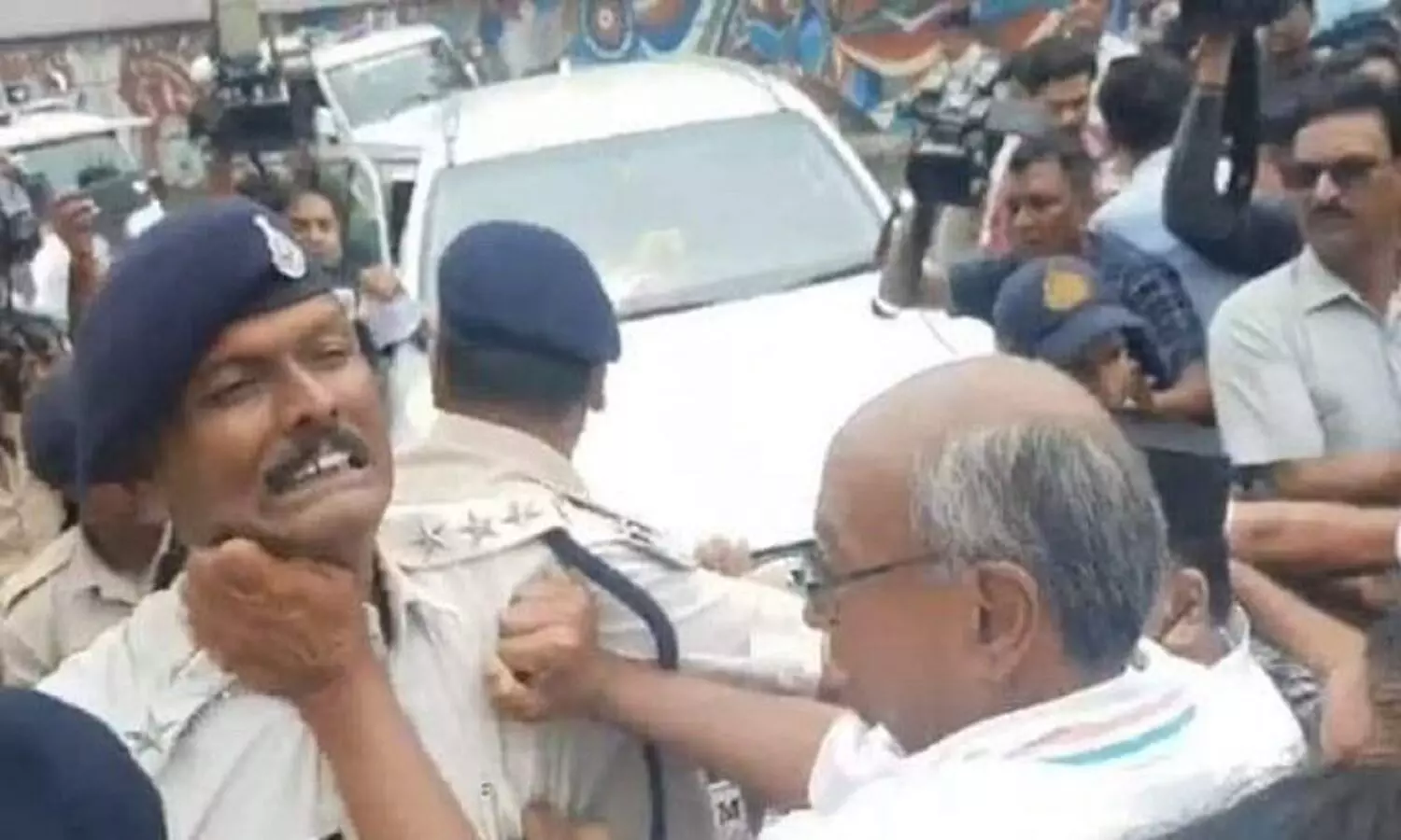 Digvijay singh Police Fight video: दिग्विजय सिंह ने पुलिस अधिकारी पर उठाया हाथ! सच्चाई क्या है?