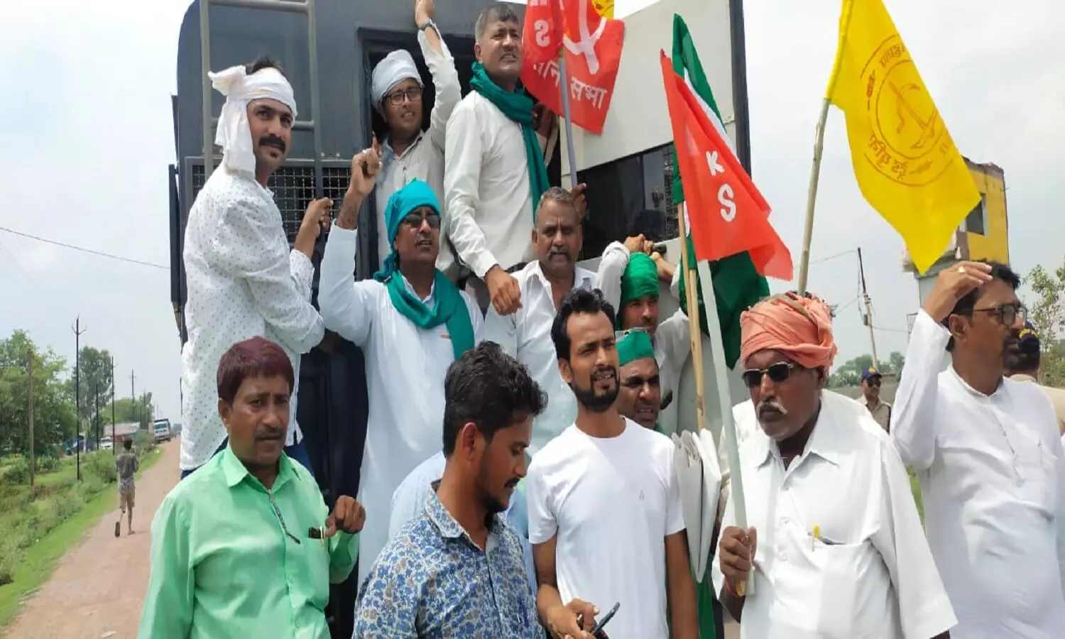 रीवा में किसान नेताओं ने जाम किया हाईवे मार्ग, पुलिस ने किया गिरफ्तार