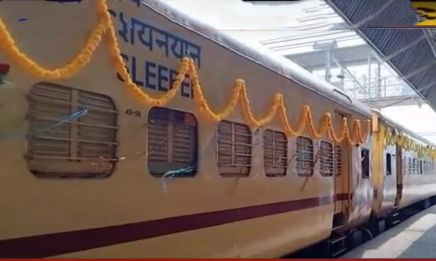 Vande Mataram Train: रीवा से उदयपुर के लिए चलाई गई ट्रेन, वंदे मातरम को सांसद ने दिखाई हरी-झंडी