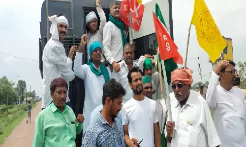 रीवा में किसान नेताओं ने जाम किया हाईवे मार्ग, पुलिस ने किया गिरफ्तार रीवा में किसान नेताओं ने जाम किया हाईवे मार्ग, पुलिस ने किया गिरफ्तार