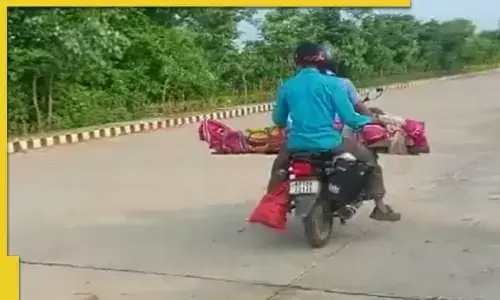 MP Shahdol News: हॉस्पिटल ने एम्बुलेंस देने से मना किया, तो बाइक में ही अपनी मां का शव रखकर घर ले गया शख्स MP Shahdol News: हॉस्पिटल ने एम्बुलेंस देने से मना किया, तो बाइक में ही अपनी मां का शव रखकर घर ले गया शख्स