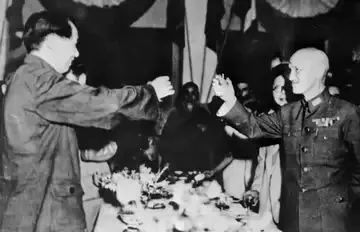 इस फोटो में कम्नुनिस्ट पार्टी के माओत्से तुंग और कुओमितांग पार्टी के चियांग कोई शेक हैं. जब सितंबर 1945 में जापान जीत का गया था जब दोनों जश्न मना रहे थे. लेकिन इसी जीत के बाद दोनों पार्टियों के बीच युद्ध हो गया था 