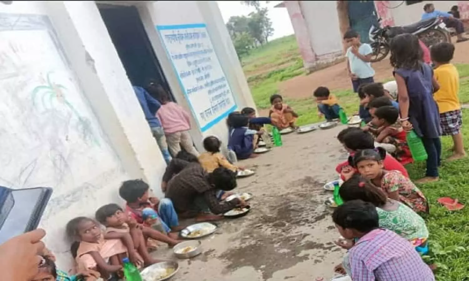 एमपी के सिंगरौली में विद्यालयों में मेन्यू के अनुसार नहीं दिया जा रहा भोजन, शासन की योजना पर लग रहा पलीता