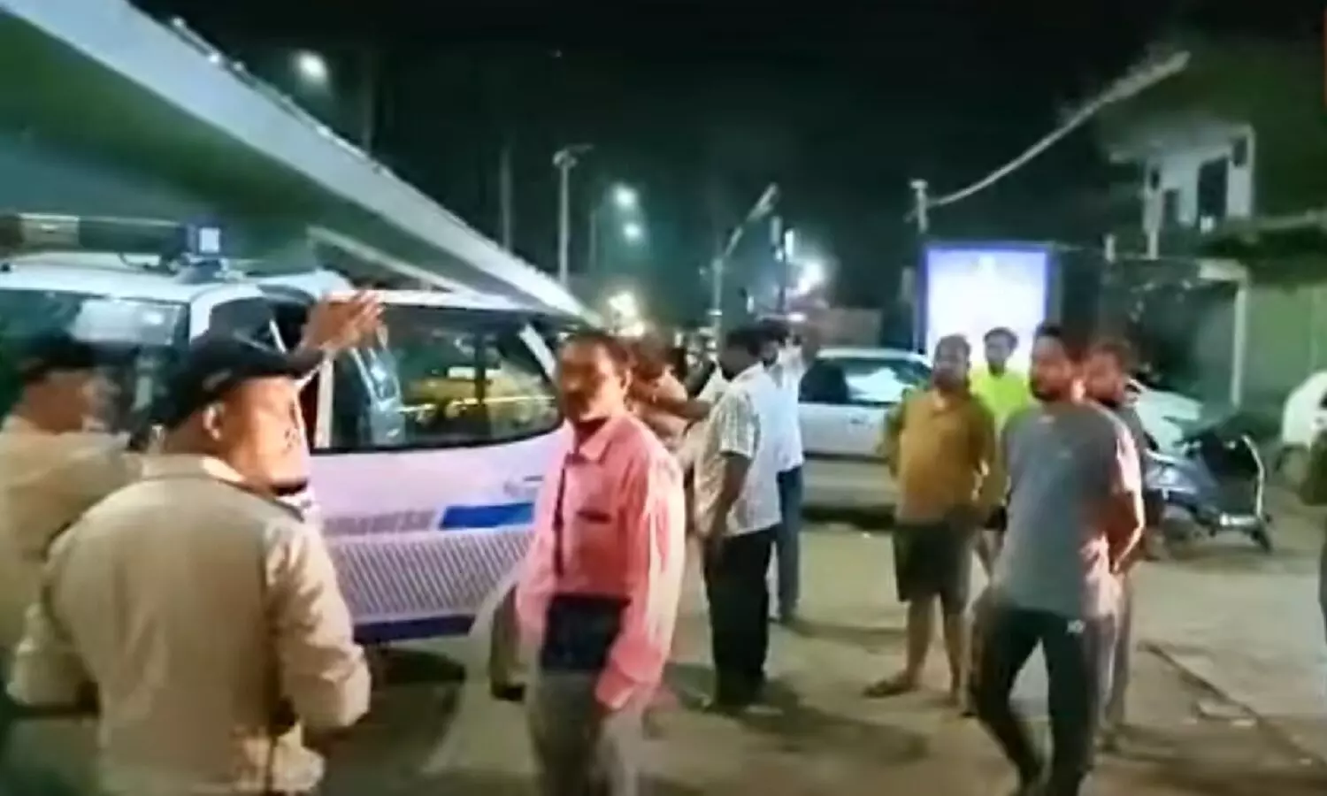 रीवा में मरीज को अस्पताल स्टाफ ने जड़ा ऐसा मुक्का, हो गई हालत खराब, मचा हड़कम्प रीवा में मरीज को अस्पताल स्टाफ ने जड़ा ऐसा मुक्का, हो गई हालत खराब, मचा हड़कम्प