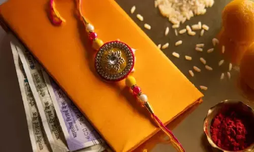 Raksha Bandhan 2022: बहन न पहुंचे तो इनसे बंधवाएं राखी, भूलकर भी न करें यह गलती